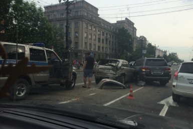 &quotБутерброд&quot из машин затруднил движение в самом центре Хабаровска Роман Федоров, корр. ИА AmurMedia
