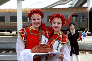Хлебом и солью встретили в Хабаровске участников уникального международного проекта Роман Федоров, корр. ИА AmurMedia