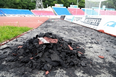 Замена &quotбумажного&quot покрытия на стадионе им. Ленина в Хабаровске встала колом Роман Федоров, корр. ИА AmurMedia