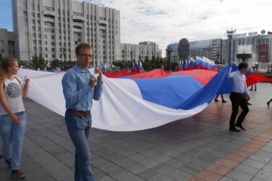 Самый большой в Хабаровском крае флаг развернули на площади Ленина в честь праздника Ирина Сарыпова, корр. ИА AmurMedia