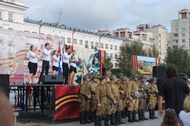 Живую &quotЗвезды Победы&quot выстроили хабаровчане на главной площади города Ирина Сарыпова, корр. ИА AmurMedia