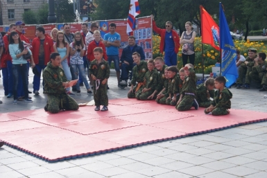 Живую &quotЗвезды Победы&quot выстроили хабаровчане на главной площади города Ирина Сарыпова, корр. ИА AmurMedia