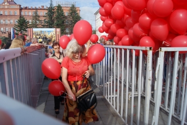 Живую &quotЗвезды Победы&quot выстроили хабаровчане на главной площади города Ирина Сарыпова, корр. ИА AmurMedia  