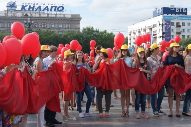 Живую &quotЗвезды Победы&quot выстроили хабаровчане на главной площади города Ирина Сарыпова, корр. ИА AmurMedia  
