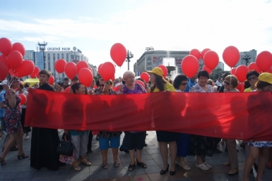 Живую &quotЗвезды Победы&quot выстроили хабаровчане на главной площади города Ирина Сарыпова, корр. ИА AmurMedia  