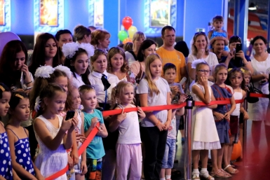 Большой праздник в кинокомплексе &quotАтмосфера&quot прошел для хабаровских детишек в День знаний Роман Федоров, корр. ИА AmurMedia