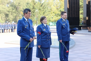 Юные прокуроры возложили сегодня цветы к Вечному огню в Хабаровске Валерия Кемерова, корр. ИА AmurMedia
