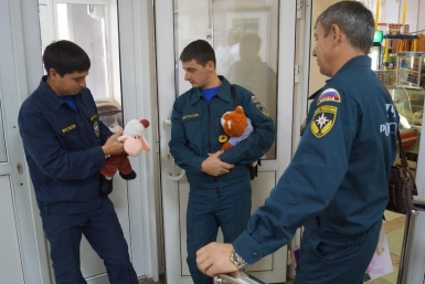 Спасатели навестили в больнице девочку Соню, спасенную из-под завала дома под Хабаровском Пресс-служба ДВРПСО МЧС России