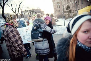 Молодежь на улицах города предлагает прохожим обняться Типичный Хабаровск