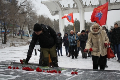 &quotЧерный тюльпан&quot, в память о летчеке СУ-24М. сбитом на границе Турции и Сирии Александра Мельник, корр. ИА AmurMedia