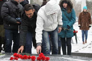 &quotЧерный тюльпан&quot, в память о летчеке СУ-24М. сбитом на границе Турции и Сирии Александра Мельник, корр. ИА AmurMedia