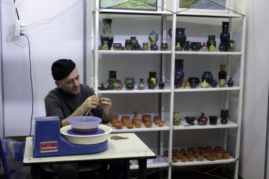 Можно понаблюдать за изготовлением гончарной продукции и сразу же ее купить  Корр. ИА AmurMedia