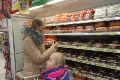 Практически пустые тележки вывозят дневные покупатели &quotСамбери&quot в Хабаровске Ко Виктория, AmurMedia 