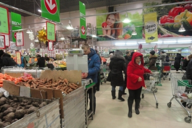 Практически пустые тележки вывозят дневные покупатели &quotСамбери&quot в Хабаровске Ко Виктория, AmurMedia 