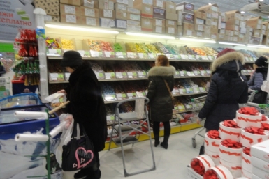 Практически пустые тележки вывозят дневные покупатели &quotСамбери&quot в Хабаровске Ко Виктория, AmurMedia 