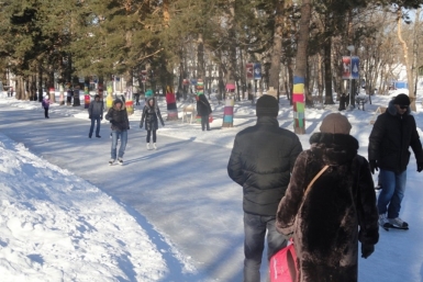 Каток на набережной несмотря на 20-градусный мороз полон желающими прокатиться Ко Виктория, ИА AmurMedia