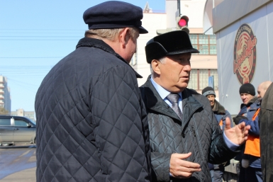 Ремонт дорог с использованием холодного асфальта оценил мэр города Александр Соколов Корр. ИА AmurMedia