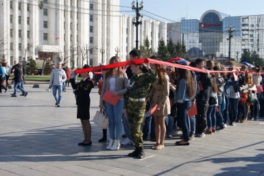 Грандиозный флешмоб устроили жители Хабаровска в честь Великой Победы Корр. ИА AmurMedia