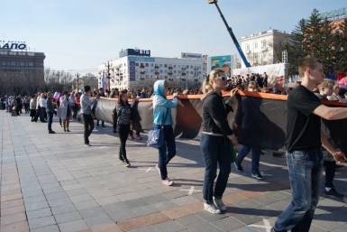 Грандиозный флешмоб устроили жители Хабаровска в честь Великой Победы Корр. ИА AmurMedia