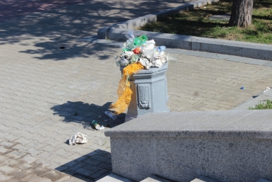 Переполненные урны у мемориала Памяти на площади Славы в Хабаровске Корр. ИА AmurMedia