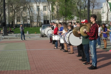Репетиция сводного духового детского оркестра на площади в Хабаровске  Корр. ИА AmurMedia