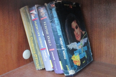 Книжный шкаф на улице Суворова в Хабаровске Корр. ИА AmurMedia