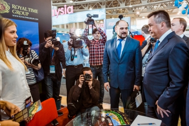 Губернатор у стойки резидента ИРКЗ "Приморье" Royal Time Primorye, РИА PrimaMedia
