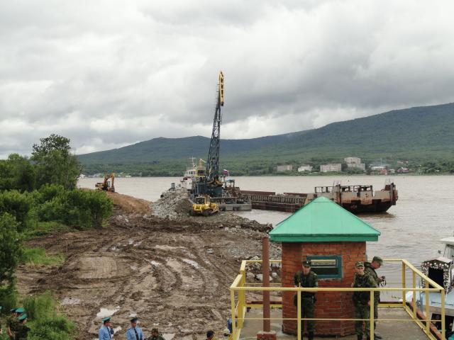 Укрепление берега на Большом Уссурийском закончится в октябре.