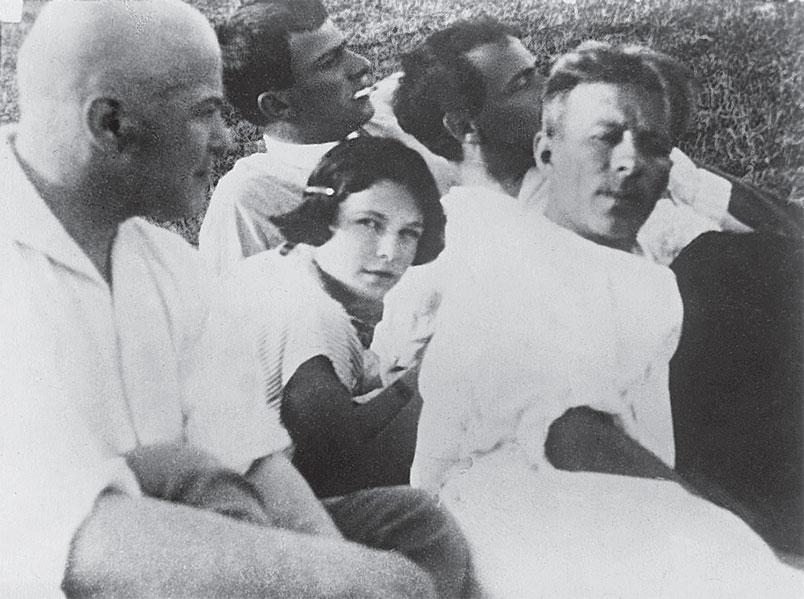 Луэлла Краснощекова в Пушкине со Шкловским, Маяковским, Асеевым и Борисом Кушнером (на заднем плане). Фото Александра Родченко, 1924 г.