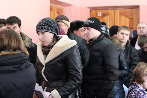 Чтобы реализовать свое право и принять участие в выборах люди формируются в очереди