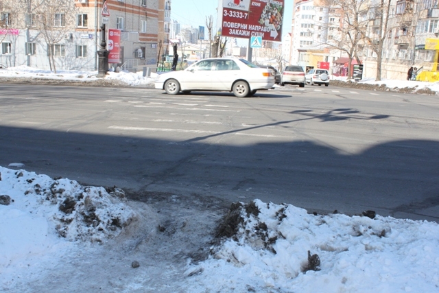 Подход к пешеходному переходу весь покрыт льдом