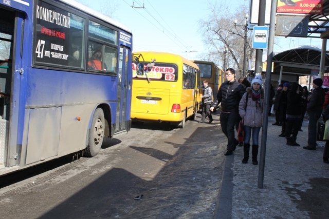 Подходы к автобусам все покрыты льдом