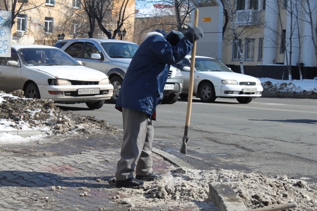 Уборка снега в Хабаровске продолжается