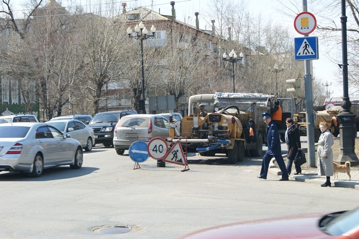 Ремонт дороги создал пробку в Хабаросвке на ул. Ленина