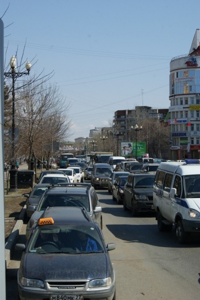 Ремонт дороги создал пробку в Хабаросвке на ул. Ленина