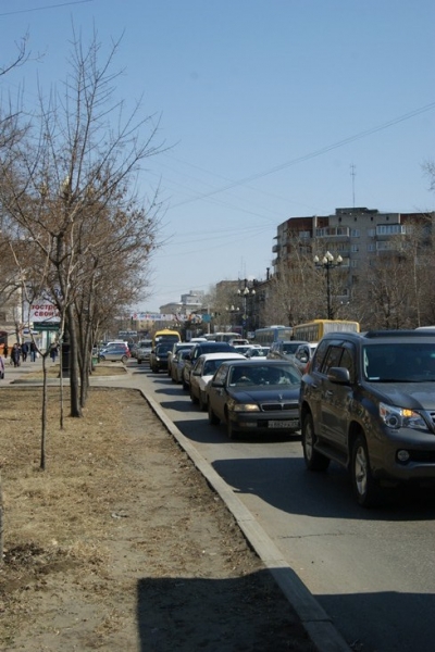 Ремонт дороги создал пробку в Хабаросвке на ул. Ленина