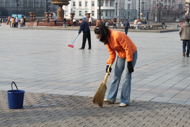 Краевые чиновники вышли убирать площадь Ленина