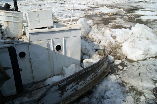 Выброшенные льдиной суда на Амуре