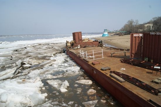 Выброшенные льдиной суда на Амуре
