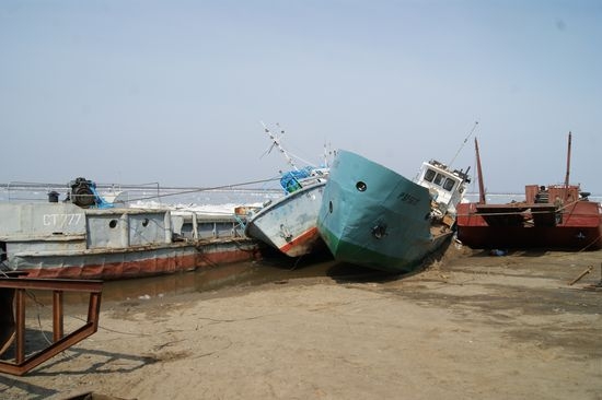 Выброшенные льдиной суда на Амуре