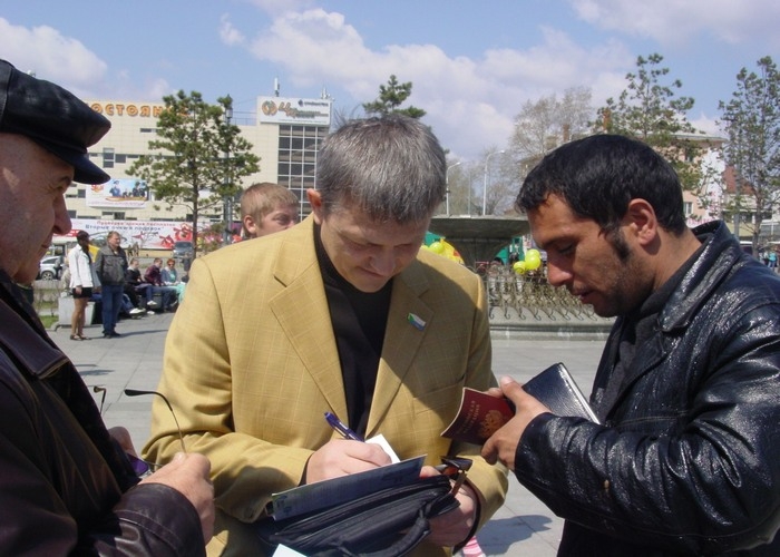 Сергей Ящук ведет прием граждан на маевке