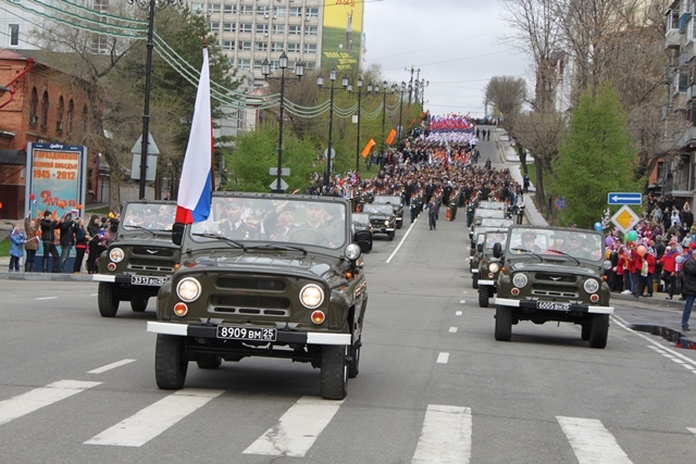 Колонна спускается по ул. Тургенева