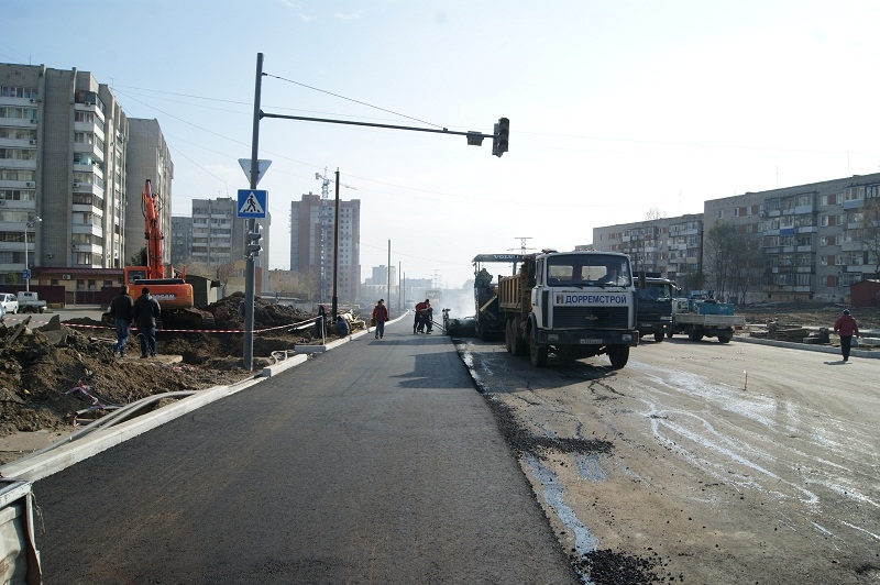 Дымящаяся полося полоса асфальта уходит вдаль