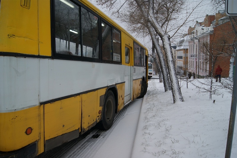 Автобус пошел юзом и въехал в бордюр