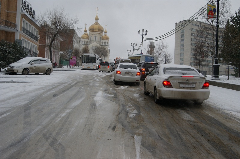 Автобусы стоят, автомобили понемногу продвигаются