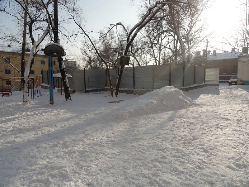 Двор рассечен забором, никаких работ пока не ведется