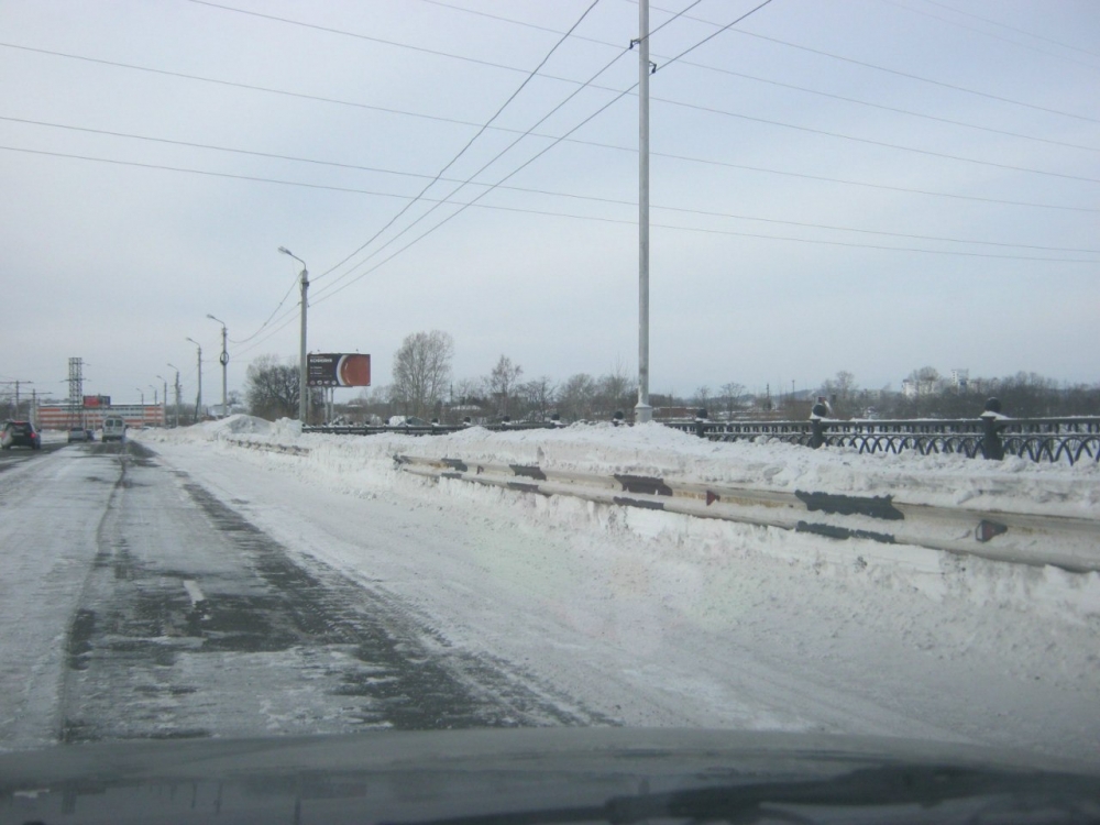 Тротуар на мосту через Силинку, засыпанный снегом