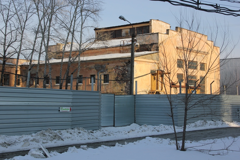Территория завода огорожена