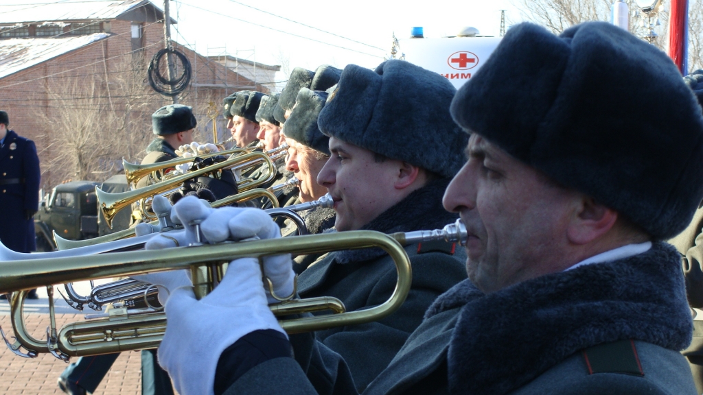 Военный оркестр играет гимн Российской Федерации