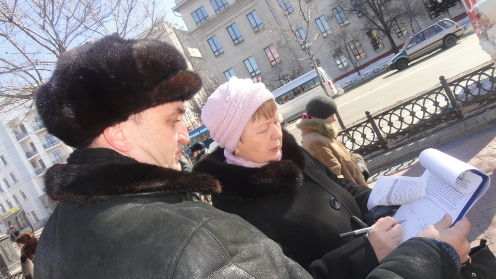 Активисты собирают подписи горожан.
